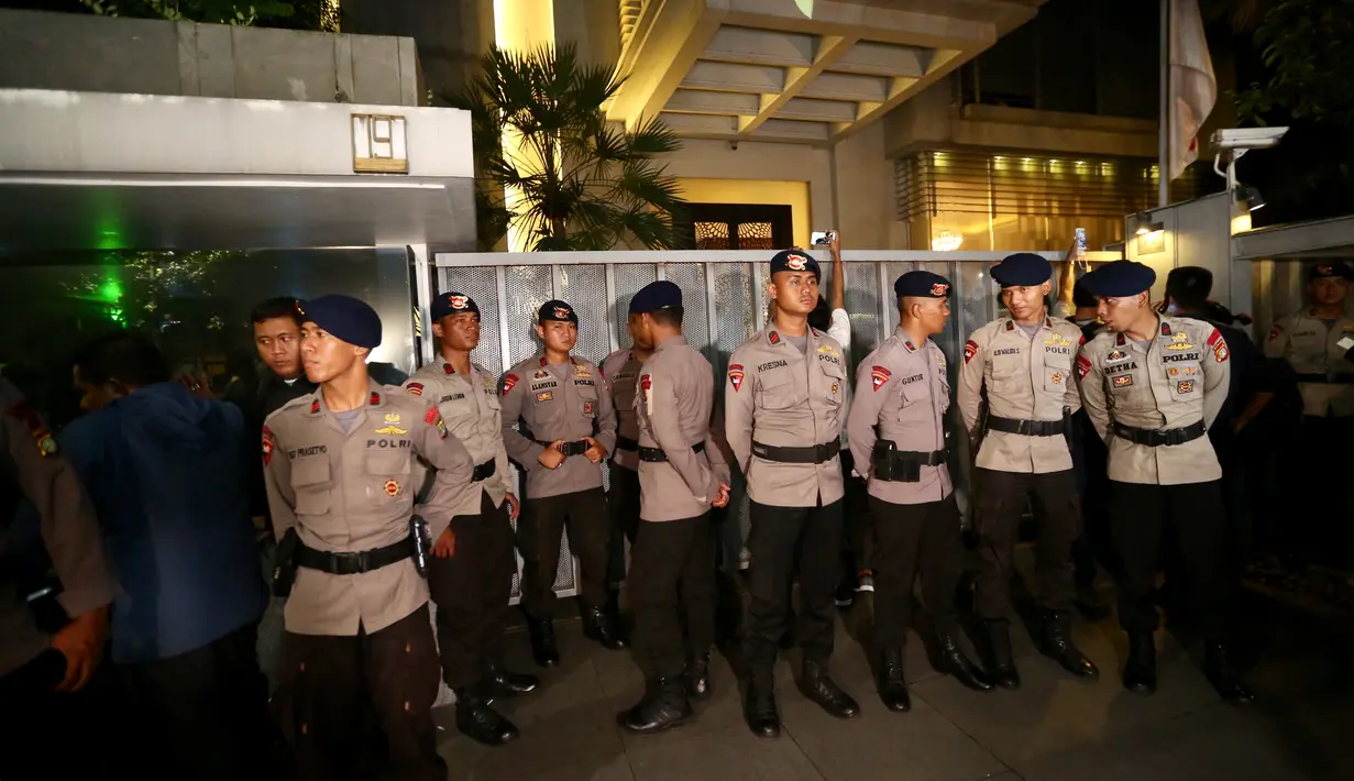 Sejumlah aparat kepolisian Brimob berjaga di depan gerbang rumah tersangka Ketua DPR RI Setya Novanto di Jalan Wijaya 13 No 19, Jakarta Selatan, Rabu (15/11). (Liputan6.com/Johan Tallo)