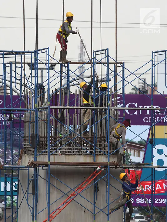 Pekerja memasang tiang penyangga untuk proyek pembangunan jalan tol Cimanggis-Cibitung (Cimaci) di Jalan Alternatif Cibubur, Jatikarya, Jatisampurna, Kota Bekasi, Jumat (23/11). (Merdeka.com/Imam Buhori)