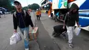 Sementara, otoritas Terminal Kampung Rambutan, Jakarta Timur, memprediksi arus balik Lebaran 2026 akan mengalami dua kali puncak lonjakan penumpang. Tampak dalam foto, penumpang bus Antar Kota Antar Provinsi (AKAP) saat tiba di Terminal Kampung Rambutan, Jakarta Timur, Rabu (25/3/2026). (Kapanlagi.com/Budy Santoso)