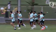 Sejumlah pesepak bola yang tergabung dalam timnas Indonesia saat berlatih di Lapangan B Kompleks Gelora Bung Karno, Jakarta, Selasa (28/5/2024). (Liputan6.com/Herman Zakharia)
