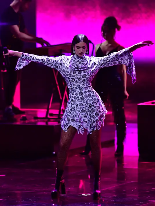 Penyanyi pop asal Inggris Dua Lipa saat beraksi di atas panggun setelah menerima penghargaan selama acara Penghargaan Bambi Awards ke-70 di Potsdamer Platz di Berlin (16/11). (AFP Photo/Tobias Schwarz)