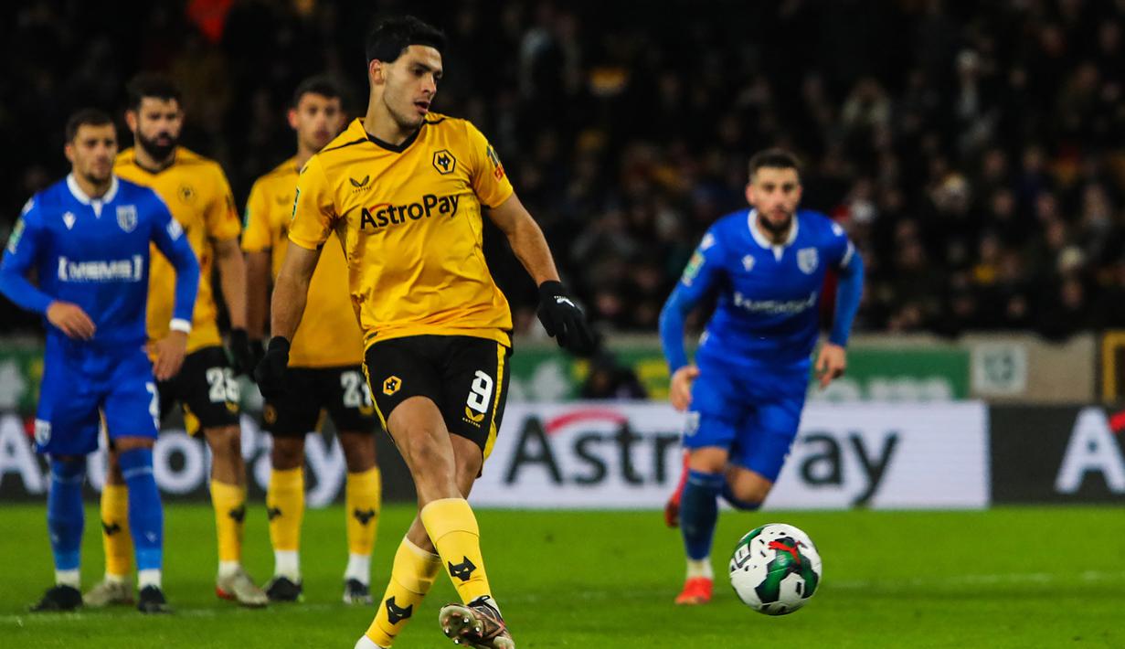 Striker Wolverhampton Wanderers, Raul Jimenez mencetak gol lewat eksekusi penalti ke gawang Gillingham pada laga putaran keempat Carabao Cup 2022/2023 di Molineux Stadium, Wolverhampton (20/12/2022). Raul Jimenez total mencetak 3 gol dari 3 penampilan. Wolverhampton yang mulai berlaga dari putaran kedua harus terhenti langkahnya di babak perempatfinal setelah takluk dari Nottingham Forest lewat adu penalti. (AFP/Geoff Caddick)