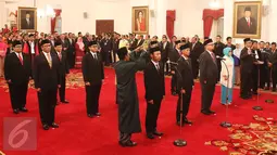 Tujuh komisioner KPU dan lima komisioner Bawaslu periode 2017-2022 diambil sumpahnya dalam acara pelantikan diri di Istana Negara, Jakarta, Selasa (11/4). Mereka dilantik sebagai komisioner oleh Presiden Joko Widodo atau Jokowi (Liputan6.com/Angga Yuniar)