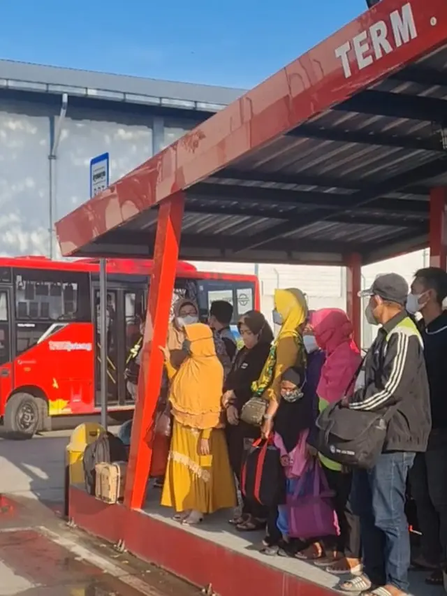 Sejumlah Buruh yang telah pulang kerja menunggu Bus Trans Jateng. (Istimewa)