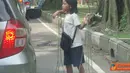 Citizen6, Bandung: Seorang anak sedang menawarkan cobeknya ke pengendara mobil di lampu merah, Jl. Seram, Bandung