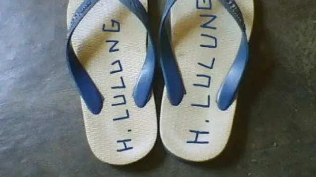 6 Tulisan di Sandal Jepit Tanda Kepemilikan Ini Bikin Ngakak