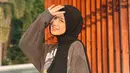 Warna hitam merupakan warna netral yang cocok dipadukan dengan warna baju apa saja. Oleh karenanya tak heran jika Nashwa sering terlihat kenakan jilbab warna hitam. Meski selalu terlihat mengenakan hijab warna hitam di Instagramnya, namun gaya hijab jebolan Indonesian Idol Junior 2018 ini bervariasi. (Liputan6.com/IG/@nashwaaaz)