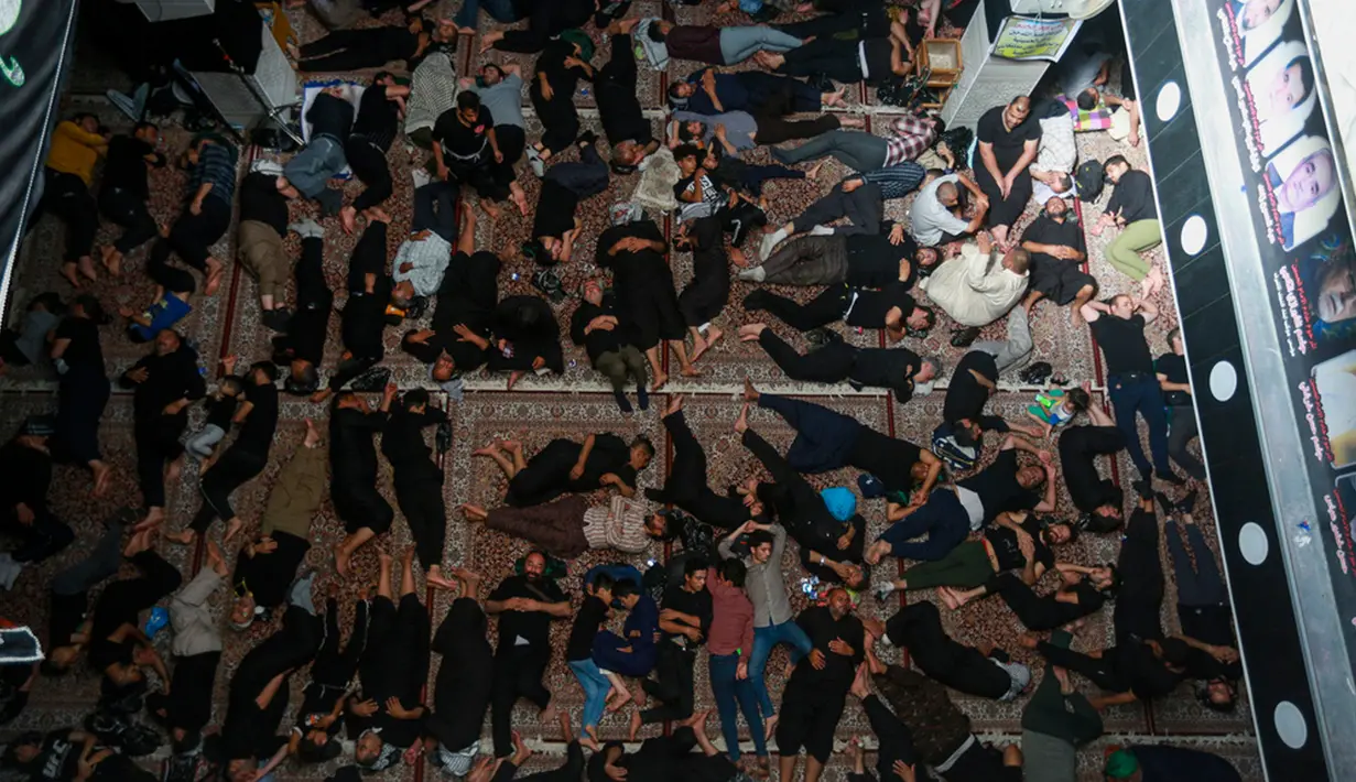 Hussein meninggal tahun 1340 di dataran berdebu Karbala. Sebuah kuburan didirikan untuk memperingati kematiannya, dan Kota Karbala, yang sekarang menjadi Irak modern, perlahan-lahan dibangun di sekitarnya seiring berjalannya waktu. (AP Photo/Anmar Khalil)