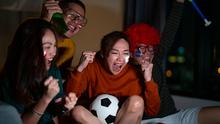 Ilustrasi nonton bola bareng seru/Shutterstock-CandyRetriever.