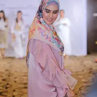 "Terus juga kalau sendiri biasanya ngaji, alhamdulillah biasanya sama keluarga, sama kakak, ramai-ramai," tambah Kartika Putri. (Adrian Putra/Bintang.com)