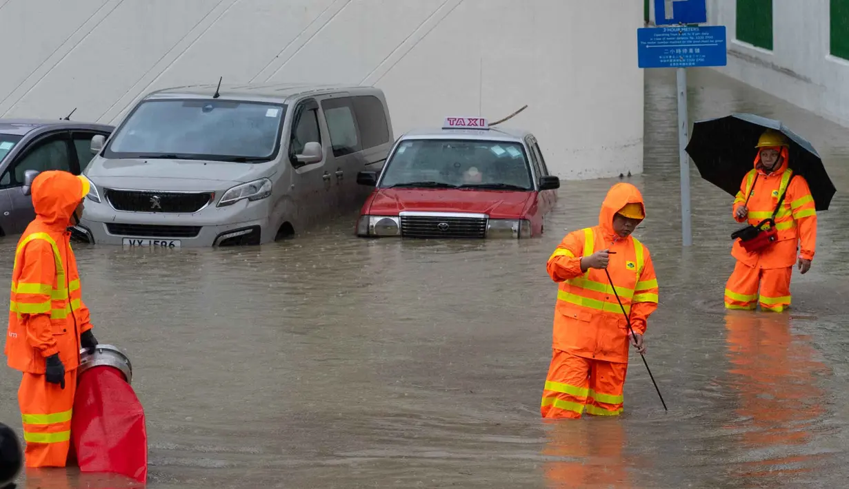 Peringatan tingkat hitam berarti hujan telah turun atau diperkirakan akan turun secara merata di seluruh kota, melebihi 70mm (2,76 inci) dalam satu jam dan kemungkinan akan terus berlanjut. (Yan ZHAO/AFP)