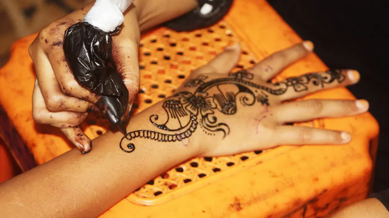 Seniman Henna