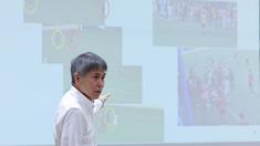 Ketua Komite Wasit PSSI, Yoshimi Ogawa, memberikan pemaparan dalam acara Refeering Workshop for Media yang digelar di Sekretariat PSSI Pers, Jakarta, pada Kamis (23/4/2026). (Bola.com/M Iqbal Ichsan)