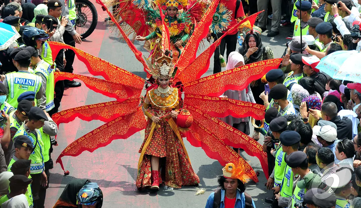 Aneka pakaian unik dari berbagai macam daerah memeriahkan Kirab Budaya menyambut Jokowi ke Istana Negara, Jakarta Pusat, Senin (20/10/2014) (Liputan6.com/Johan Tallo)