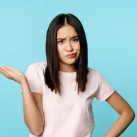 Seorang perempuan tampak keheranan sambil berkacak pinggang dan mengangkat satu tangan (Foto Dok: Freepik/benzoix).