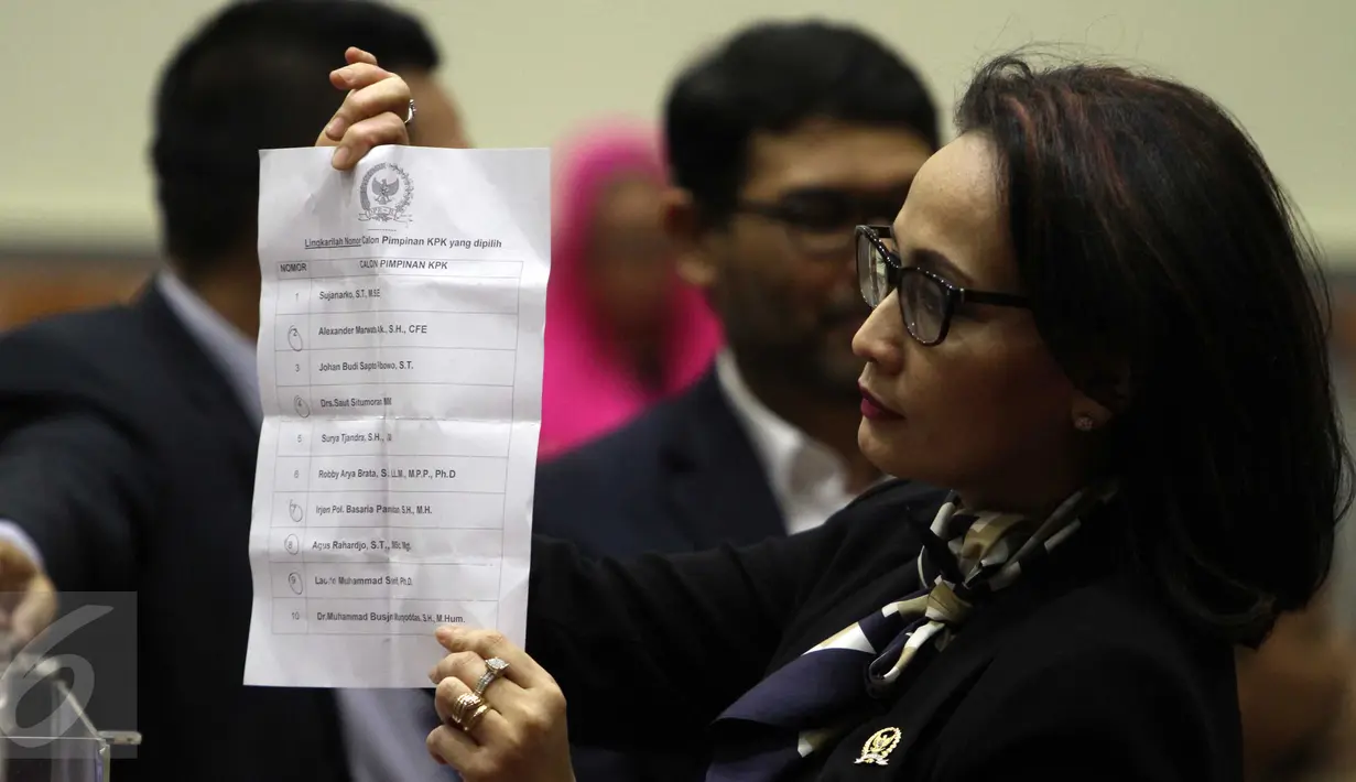Anggota Komisi III DPR melakukan voting untuk menentukan Ketua KPK di Gedung DPR, Jakarta, Kamis (17/12/2015). Agus Rahardjo resmi terpilih menjadi Ketua KPK periode 2015-2019. (Liputan6.com/Helmi Afandi)