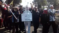 Guru berdandan ala 'Pocong;' ikut mengawal aksi demo guru di Garut  (Liputan6.com/Jayadi Supriadin)