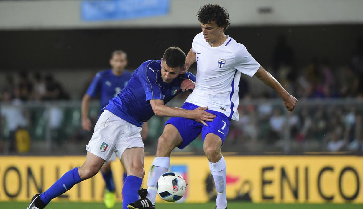 Pemain Italia, Thiago Motta (kiri), berebut bola dengan pemain Finlandia, Roman Eremenko, pada laga persahabatan di Stadion Marc'Antonio Bentegodi, Verona, Selasa (7/6/2016) dini hari WIB. (AFP/Olivier Morin)