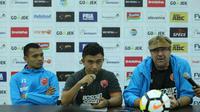 Ferdinand Sinaga (kiri) dan Robert Alberts (pelatih PSM) saat sesi jumpa media setelah melawan Persib di Stadion GBLA, Rabu 923/5/2018). (Bola.com/Abdi Satria)