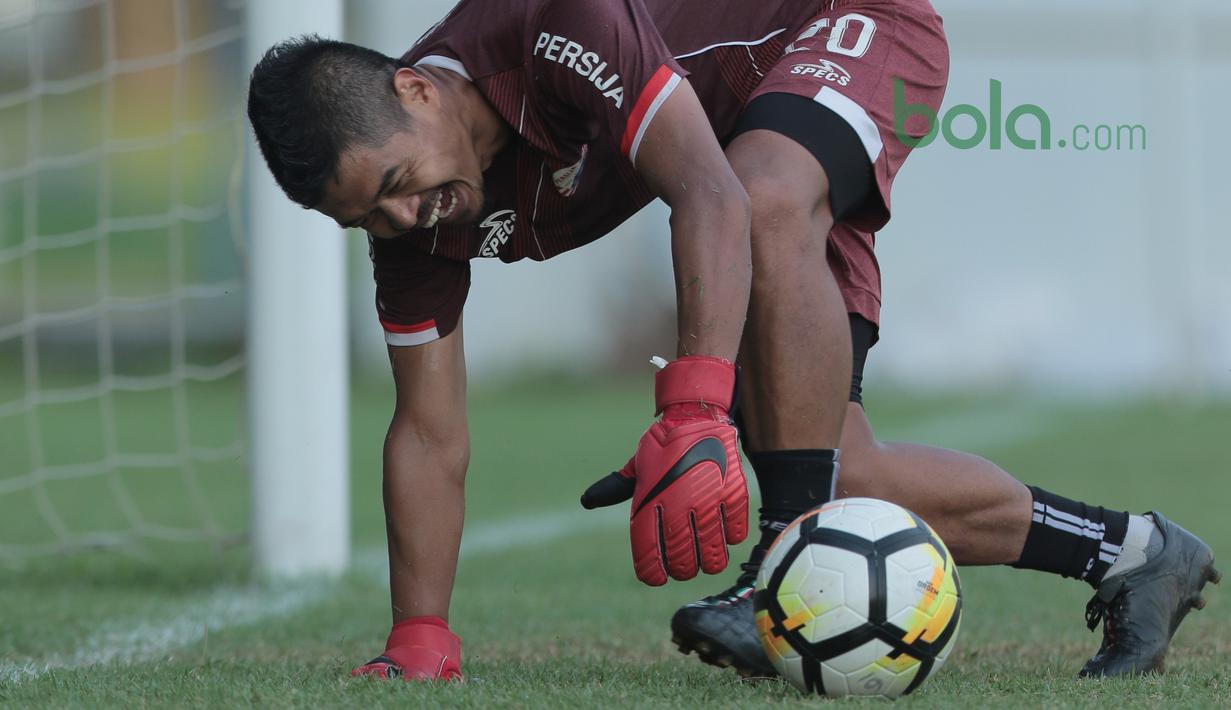 Pemain Persija Jakarta, Bambang Pamungkas mencoba menangkap bola saat berlatih menjadi kiper di Lapangan ABC, Senayan, Jakarta (09/04/2018). Persija akan melawan JDT pada PIala AFC 2018. (Bola.com/Nick Hanoatubun)