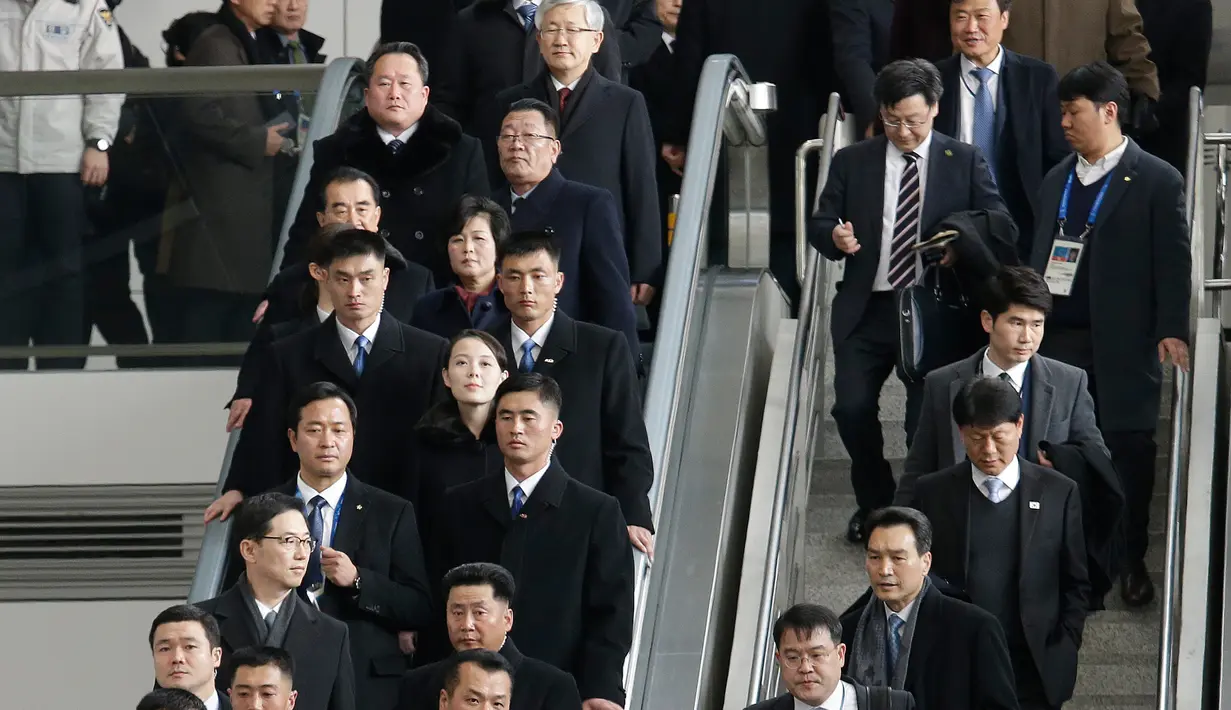 Suasana saat adik perempuan pemimpin Korea Utara Kim Jong-un, Kim Yo-jong tiba di Bandara Internasional Incheon, Korea Selatan, Jumat (9/2). Perempuan 30 tahun tersebut hadir sebagai delegasi tingkat tinggi negaranya. (AP Photo/Ahn Young-joon)