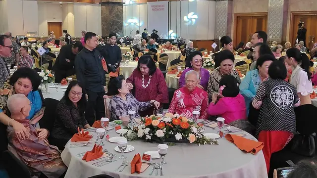 Putra sulung Presiden pertama RI, Guntur Soekarnoputra meluncurkan buku berjudul 'Sangsaka Melilit Perut Megawati' di Grand Sahid Jaya Hotel Jakarta, Minggu (3/11/2024).