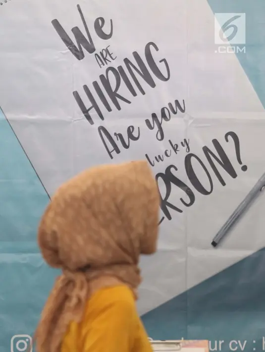 Pencari kerja melihat  jenis lowongan kerja saat gelaran Job For Career Festival 2019 di Stadion GBK, Jakarta, Selasa (5/3). Tingginya angka pengangguran di Indonesia membuat acara bertema bursa kerja terus diminati. (Liputan6.com/Helmi Fithriansyah)