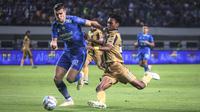 Pemain Persib Bandung, Nick Kuipers (kiri) berebut bola dengan pemain Dewa United, Alta Ballah pada laga lanjutan pekan ke-3 BRI Liga 1 2023/2024 antara Persib Bandung melawan Dewa United FC di Stadion Gelora Bandung Lautan Api (GBLA), Bandung, Jumat (14/07/2023). (Bola.com/Bagaskara Lazuardi)