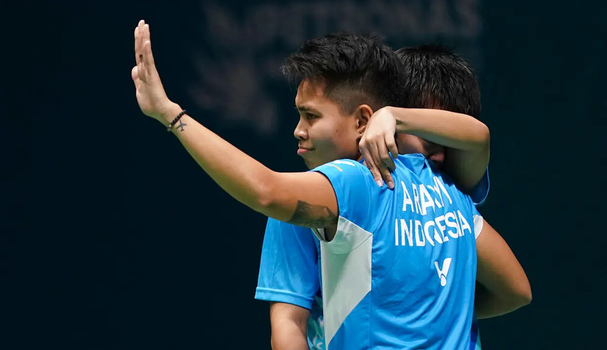 Reaksi Apriyani Rahayu (depan) dan Siti Fadia Silva Ramadhanti saat memutuskan mundur melawan China Chen Qing Chen dan Jia Yi Fan pada pertandingan semifinal ganda putri turnamen bulu tangkis Malaysia Open 2023 di Bukit Jalil Axiata Arena, Kuala Lumpur, Malaysia, Sabtu (14/1/2023). Apriyani Rahayu/Siti Fadia Silva Ramadhanti gagal mengamankan tiket final Malaysia Open 2023 setelah sepakat untuk mengakhiri laga lebih dulu karena Fadia mengalami cedera. (AP Photo/Kien Huo)