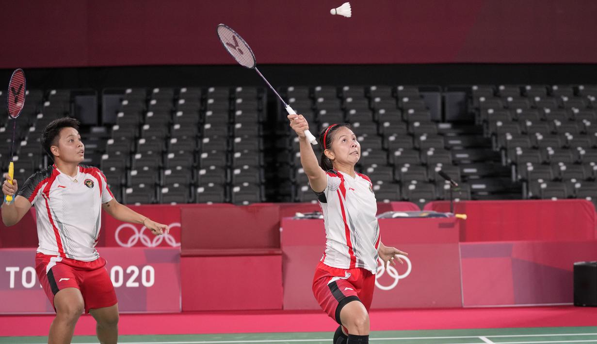 Pebulu tangkis Indonesia Greysia Polii/Apriyan Rahayu saat melawan pebulu tangkis China Yue Du/Yin Hui Li pada perempat final ganda putri di Olimpiade Tokyo 2020, Tokyo, Jepang, Kamis (29/7/2021). Greysia Polii/Apriyan Rahayu menang. (AP Photo/Dita Alangkara)