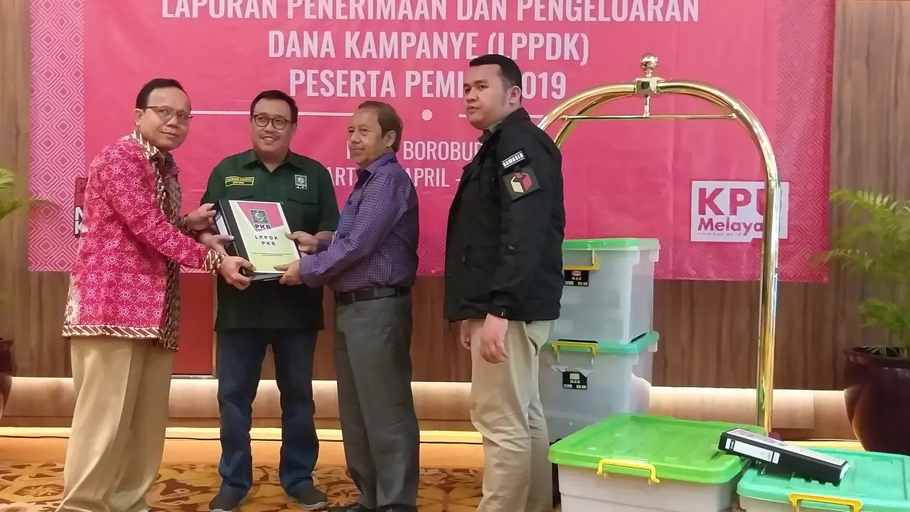 Partai Kebangkitan Bangsa (PKB) menyerahkan Laporan Penerimaan dan Pengeluaran Dana Kampanye (LPPDK) Pemilu 2019 kepada Komisi Pemilihan Umum (KPU). (Liputan6.com/Ika Defianti)