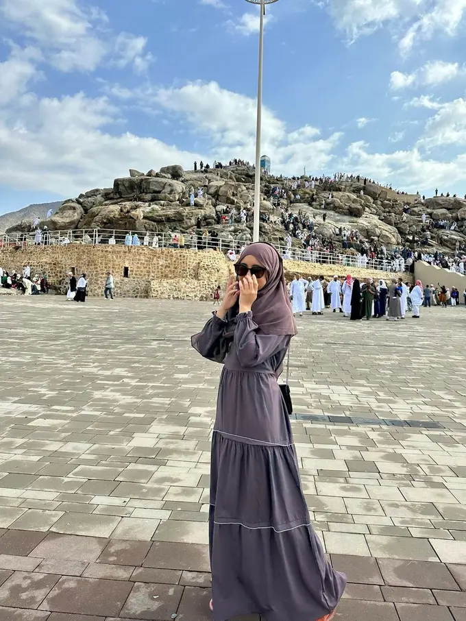 5 Gaya Kompak Arafah Rianti dan Halda Jalani Umroh Bersama, Anggun Berbalut Gamis