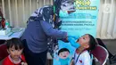 Dalam kegiatan PIN Polio ini petugas menggunakan vaksin tetes. (Liputan6.com/Herman Zakharia)