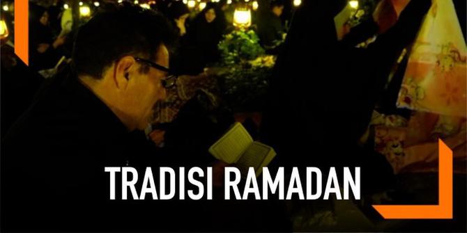 VIDEO: Muslim Iran Berdoa Sambil Begadang di Pemakaman