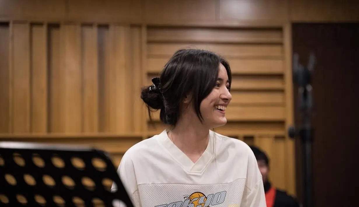 Gaya candid juga diperlihatkan pelantun Lebih dari Egoku saat di sesi latihan jelang konser. Foto candid ini memperlihatkan paras cantik Mawar De Jongh dari samping dan tersenyum manis. Mawaries, sebutan fans Mawar semakin ngefans saja. (Liputan6.com/IG/@mawar_eva)