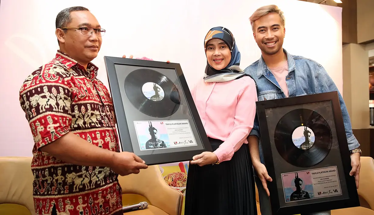 Sebuah pencapaian fantastis yang didapat oleh Vidi Aldiano. Apalagi ditengah lesunya penjualan fisik. Lantaran masyarakat pecinta music banyak beralih ke musik digital. (Bambang E. Ros/Bintang.com)