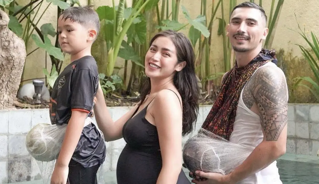 Keluarga kecil ini pun menggemaskan dengan berpose di kolam renang. Vicent dan El Barack merasakan memiliki baby pump seperti Jessica @inijedar