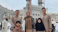 Setelah bertahun-tahun batal, keluarga Anang Hermansyah dan Ashanty akhirnya umrah bersama anak-anak. Intip tampilan kompak mereka selama di Tanah Suci. @ashanty_ash.