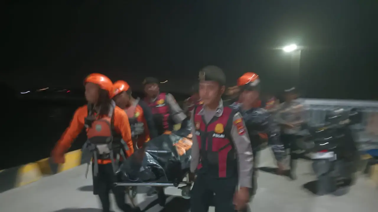 Tim SAR evakuasi jasad Nyoman Rame dari pantai kelingking Bali. (Dok. Istimewa)