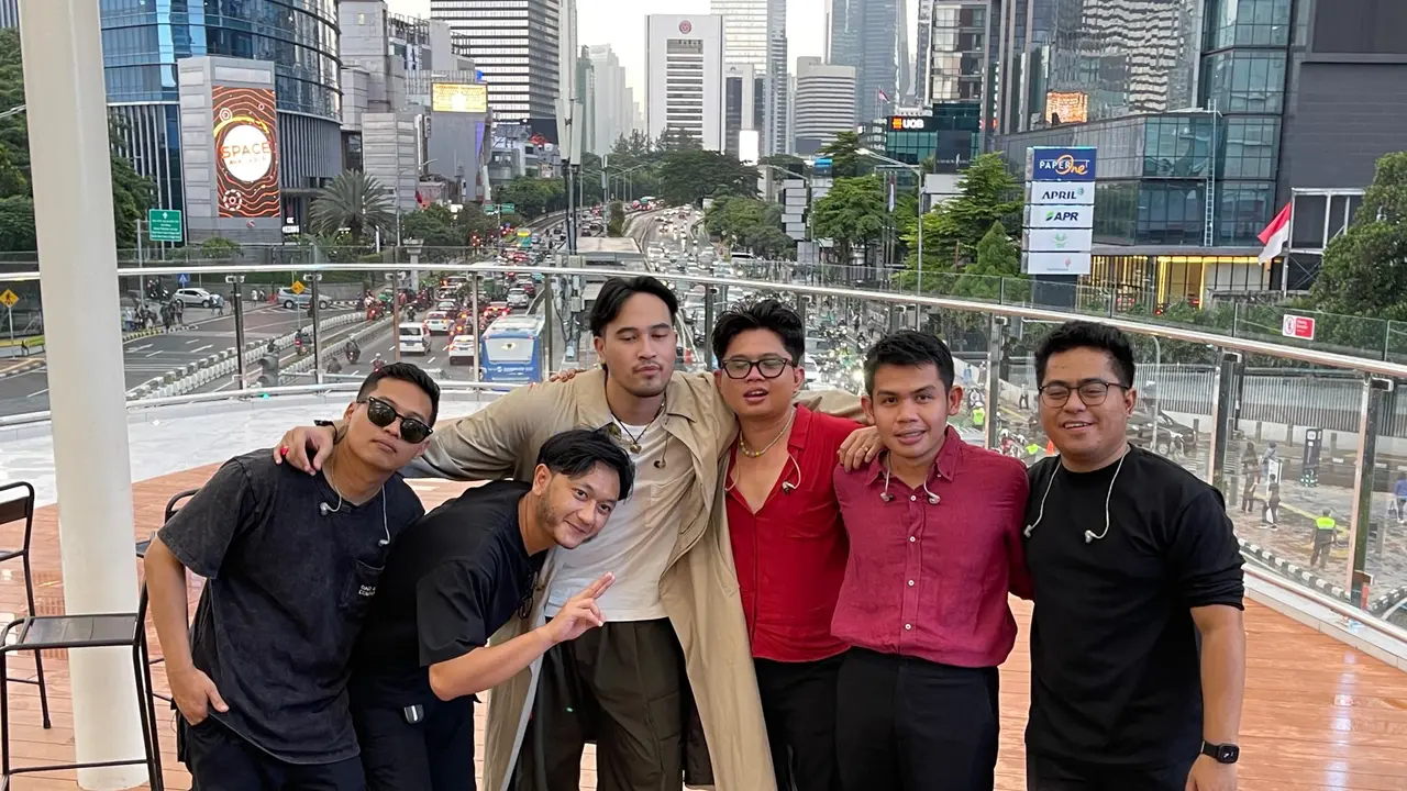 Juicy Luicy dan Adrian Khalif melepas single "Sialan" di Halte Busway Tosari Jakarta, Jumat, 10 Februari 2023. (Foto: Dok. E-Motion)