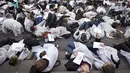 Petugas medis dari segala bidang menggelar aksi protes dengan merebahkan badan mereka dijalanan atau disebut gerakan "die-in" di New York, (29/10/2015). Hal ini menyinggung perihal perang di Suriah yang menewakan 700 petugas medis. (REUTERS/Carlo Allegri)