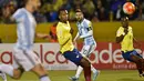 Pemain timnas Argentina Lionel Messi mengamati arah bola saat Kualifikasi Piala Dunia 2018 zona Amerika Latin melawan Ekuador di Stadion Atahualpa, Rabu (11/10). Hat-trick Messi membawa Argentina lolos ke Piala Dunia dengan skor 3-1. (Rodrigo BUENDIA/AFP)