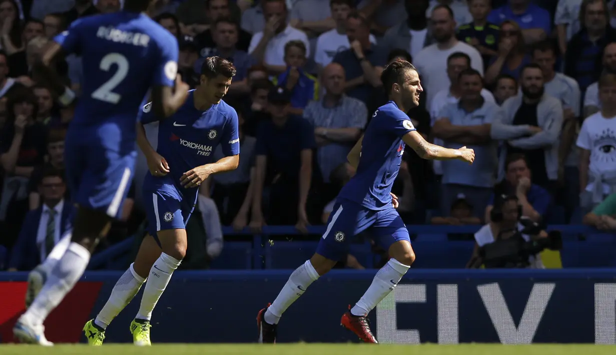 Ada motivasi tersendiri saat pemain Chelsea, Cesc Fabregas (kanan) melawan Arsenal. Fabregas merupakan mantan kapten The Gunners dan kemungkinan akan membuktikan diri untuk mencetak gol. (AP/Alastair Grant)