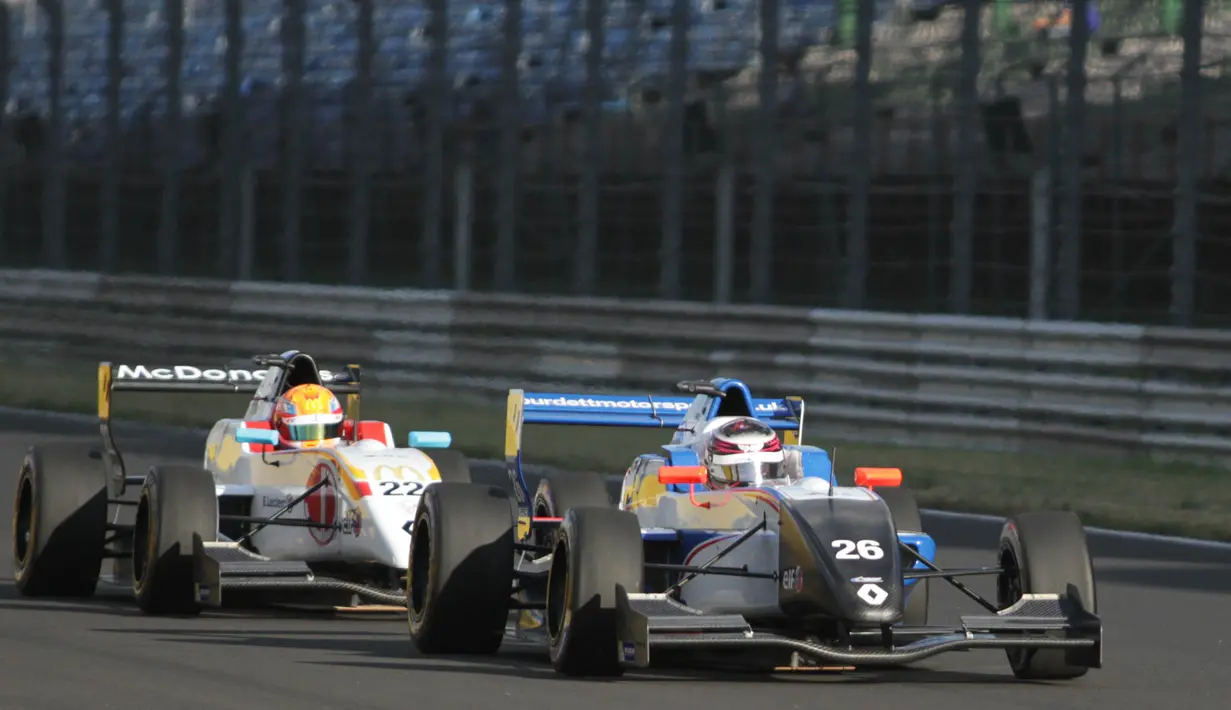Pebalap Indonesia, Presley Martono, memacu kecepatan saat balapan pertama seri kelima Formula Renault 2.0 Eurocup Hungaria di Sirkuit Hungaroring, Sabtu (1/7/2017). Start dari posisi ke-21, Presley finis di peringkat ke-17. (Bola.com/Reza Khomaini)