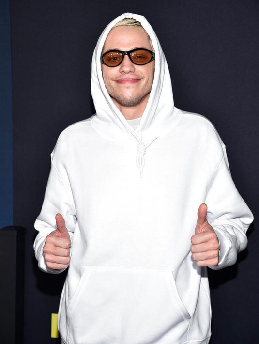 Pete Davidson menghadiri pemutaran perdana film 'Meet Cute' di Manhattan West Plaza, New York, Amerika Serikat, 20 September 2022. Pete tampak bersemangat saat berpose solo di karpet merah dengan kupluk menutupi rambut pirangnya. (Photo by Evan Agostini/Invision/AP)