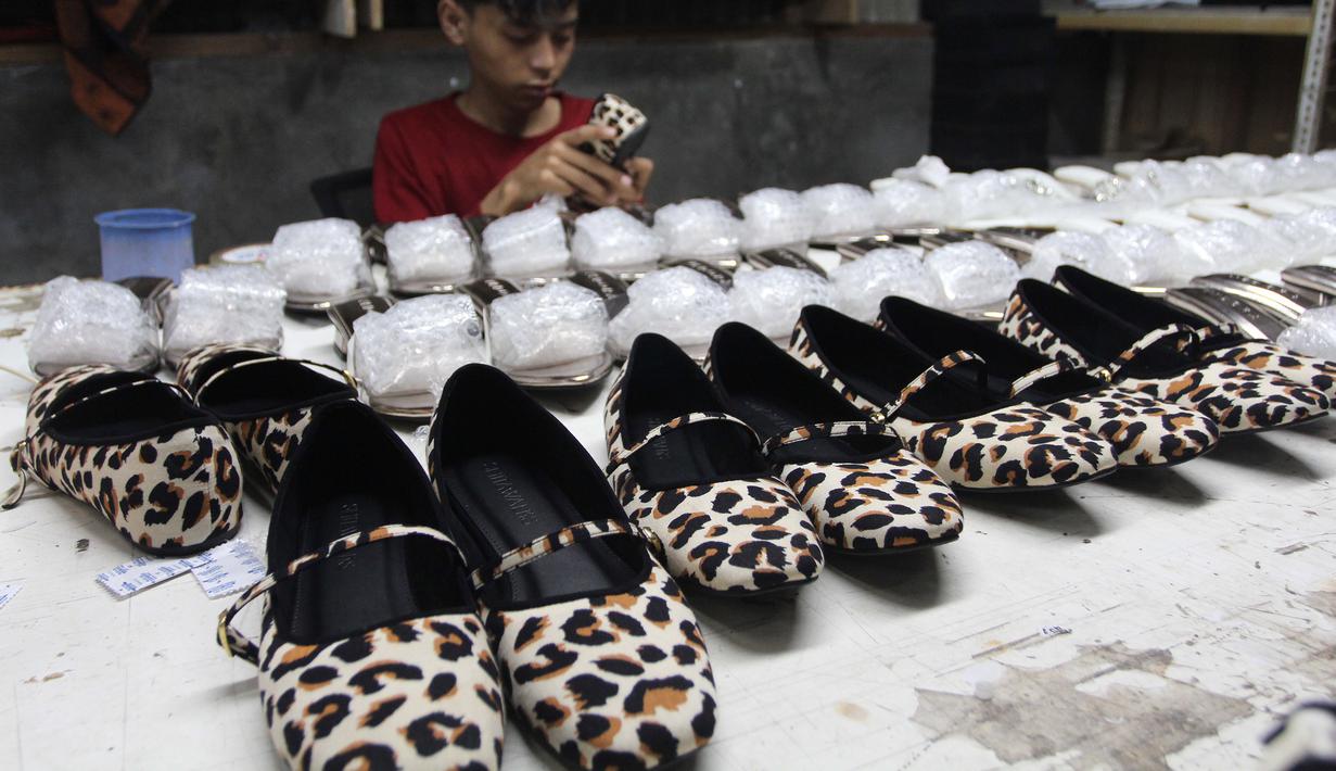 Program ini diharapkan mampu menyerap hingga empat juta tenaga kerja baru di berbagai bidang. Dengan sinergi antara industri, UMKM, dan kebijakan pemerintah, sektor alas kaki nasional terus melangkah mantap menuju kemandirian ekonomi. Tampak dalam foto, pekerja saat menyelesaikan pembuatan sandal wanita di pabrik rumahan Pesan Sepatu Indonesia, Setu, Tangerang Selatan, Banten, Jumat (7/11/2025). (merdeka.com/Arie Basuki)