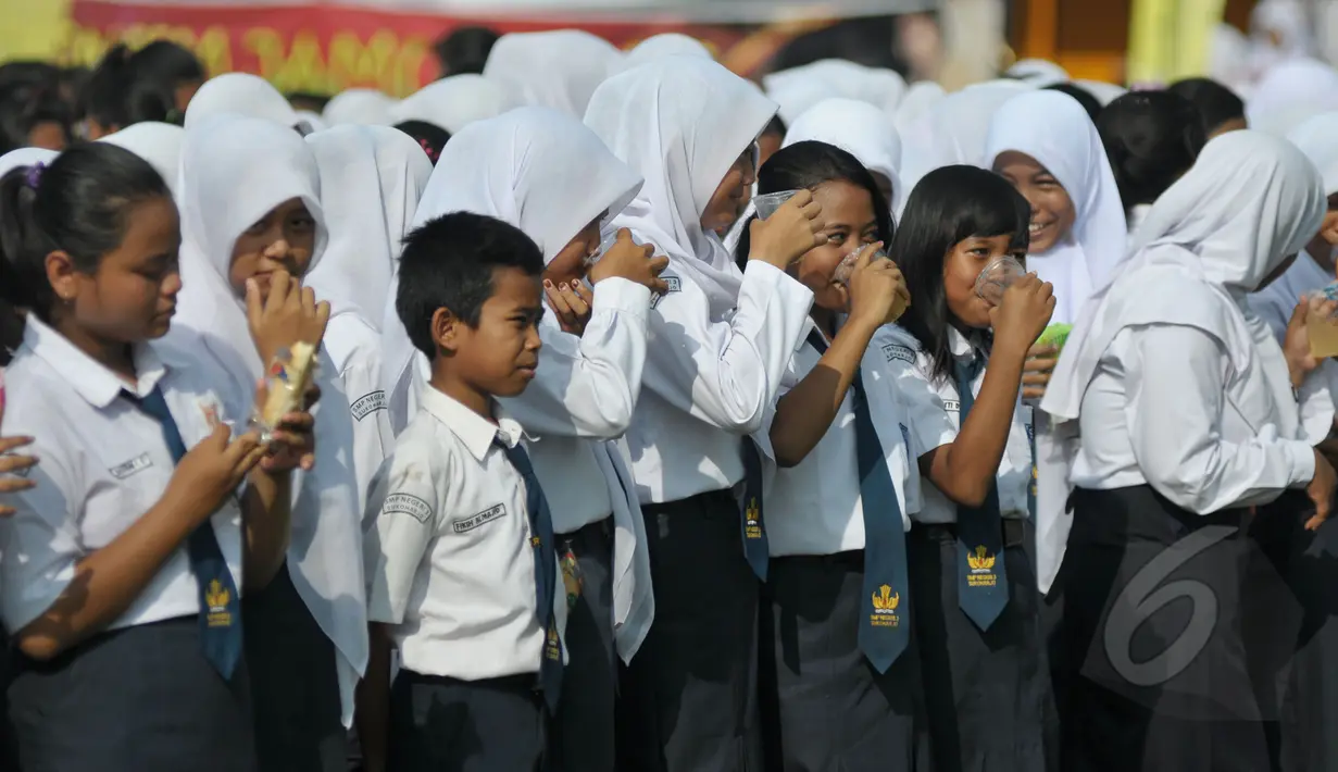 Ribuan pelajar mengikuti acara minum jamu bersama di Alun-Alun Satya Negara Sukoharjo, Jawa Tengah, Rabu (1/4/2015). Kegiatan tersebut dalam rangka pelestarian jamu ke masyarakat nasional maupun internasional. (Liputan6.com/Johan Tallo)