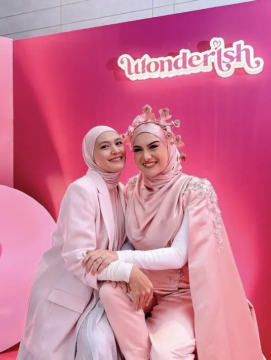 Ratu Anandita mengenakan blazer pink serasi dengan pashminanya. Dipadukan dengan rok plisket putih. [@ratu_anandita]