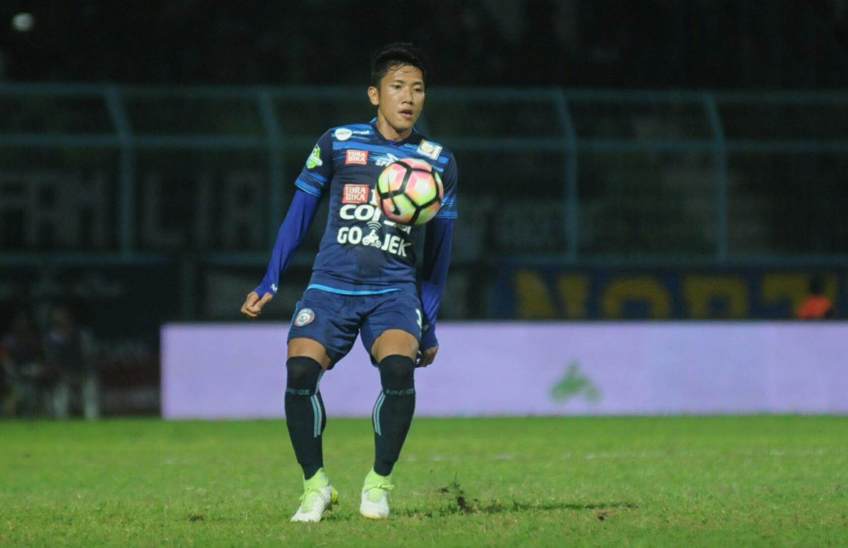 Gelandang Arema FC, Ahmad Bustomi mulai memperlihatkan kemampuan terbaik mendekati paruh musim Liga 1 2017. (Bola.com/Iwan Setiawan)