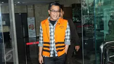 Anggota Komisi III DPRD Banten dari F-PDIP Tri Satya Santosa berjalan keluar usai menjalani pemeriksaan di KPK, Jakarta, Rabu (20/1). Tri diperiksa sebagai saksi dugaan suap pembahasan pembentukan Bank Pembangunan Daerah Banten (Liputan6.com/Helmi Afandi)